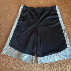 Men’s black athletic shorts L